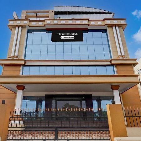 Отель Super Townhouse Koyambedu Ченнаи Экстерьер фото