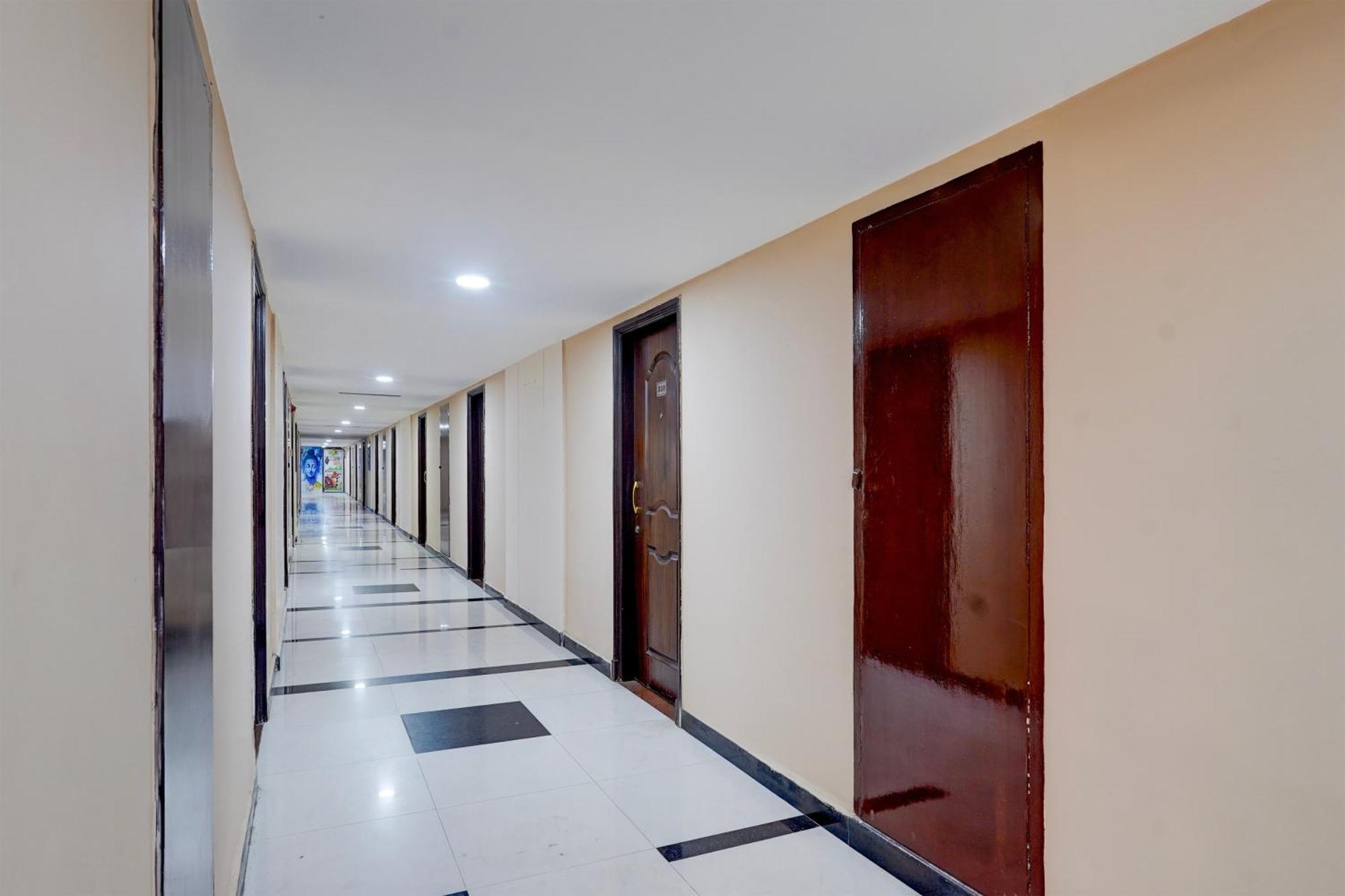Отель Super Townhouse Koyambedu Ченнаи Экстерьер фото