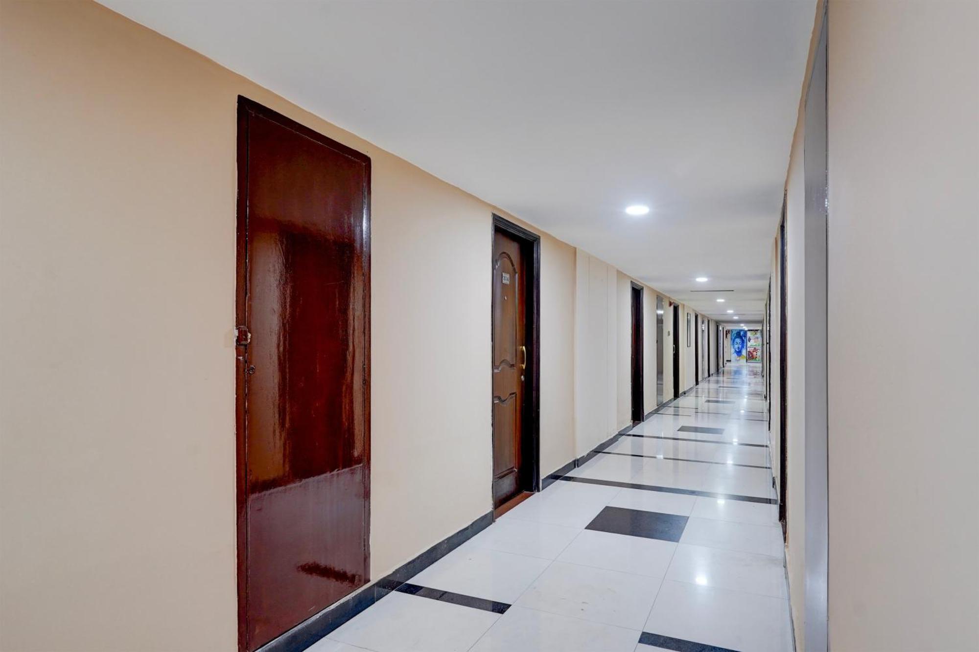 Отель Super Townhouse Koyambedu Ченнаи Экстерьер фото